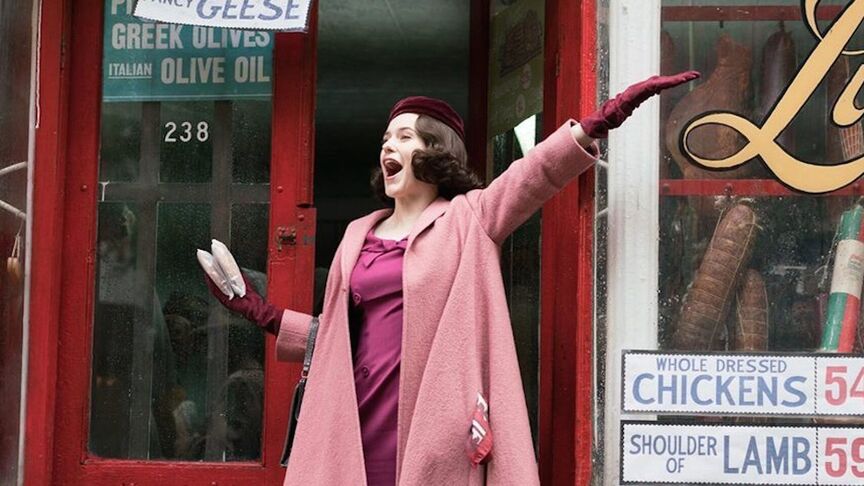 Midge Maisel vestida de color rosa del vino de rioja valdelacierva rosé por amazon prime video